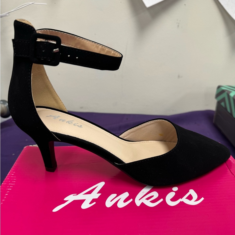 Women’s pump low heel closed toe